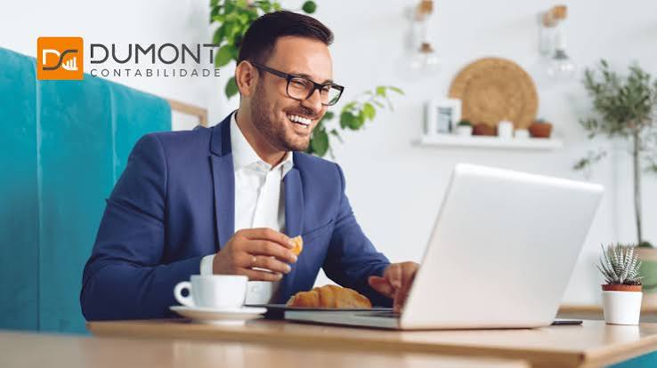 Profissional em ambiente de trabalho utilizando computador